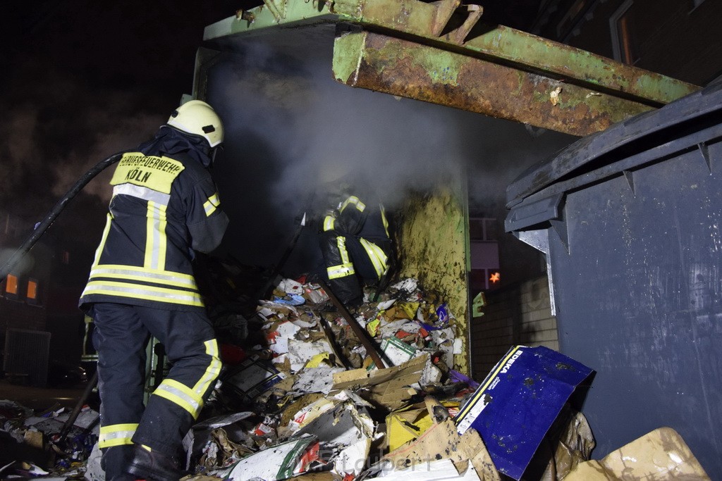 Feuer Papp Presscontainer Koeln Hoehenberg Bochumerstr P396.JPG - Miklos Laubert